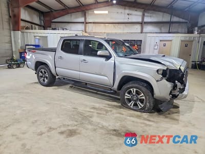 Czwarte zdjęcie samochodu z boku: 2018 TOYOTA TACOMA TRD SPORT VIN:3TMCZ5AN3JM138544 - miniatura