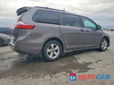 Trzecie zdjęcie samochodu z tyłu: 2018 TOYOTA SIENNA LE 8-PASSENGER VIN:5TDKZ3DC1JS922666 - miniatura