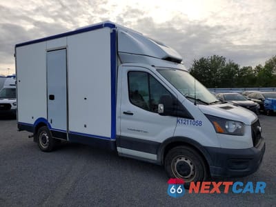 Czwarte zdjęcie samochodu z boku: 2022 FORD TRANSIT DELIVERY TRUCK VIN:1FDBW5Z82NKA31643 - miniatura
