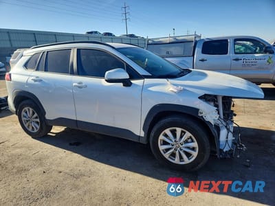 Czwarte zdjęcie samochodu z boku: 2023 TOYOTA COROLLA CROSS LE VIN:7MUCAABG1PV077385 - miniatura