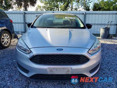 Piąte zdjęcie samochodu w środku: 2018 FORD FOCUS S VIN:1FADP3E21JL220441 - miniatura
