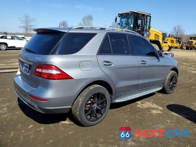 Trzecie zdjęcie samochodu z tyłu: 2015 MERCEDES-BENZ ML 350 4MATIC VIN:4JGDA5HB1FA467556 - miniatura