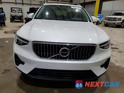 Piąte zdjęcie samochodu w środku: 2025 VOLVO XC40 PLUS VIN:YV4L12UE5S2589790 - miniatura