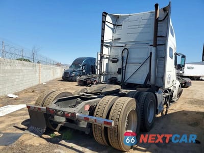 Czwarte zdjęcie samochodu z boku: 2021 VOLVO VN VNL VIN:4V4NC9EH1MN272005 - miniatura