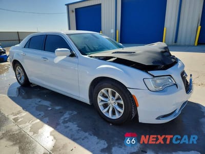 Czwarte zdjęcie samochodu z boku: 2015 CHRYSLER 300 LIMITED VIN:2C3CCAAG3FH801875 - miniatura