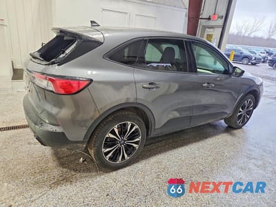 Trzecie zdjęcie samochodu z tyłu: 2022 FORD ESCAPE SE VIN:1FMCU9G64NUA83265 - miniatura