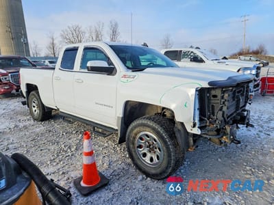 Czwarte zdjęcie samochodu z boku: 2017 CHEVROLET SILVERADO K1500 LT VIN:1GCVKREC7HZ379609 - miniatura