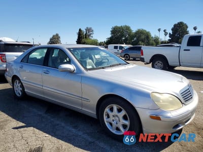 Czwarte zdjęcie samochodu z boku: 2000 MERCEDES-BENZ S500 VIN:WDBNG75J3YA119144 - miniatura