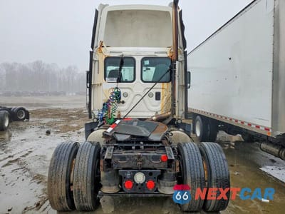 Zdjęcie 6 z 10 samochodu: 2016 FREIGHTLINER CASCADIA 125 SEMI TRUCK VIN:1FUBGEDV5GLHC5682 - miniatura