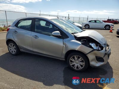 Czwarte zdjęcie samochodu z boku: 2012 MAZDA MAZDA2 VIN:JM1DE1KY8C0144671 - miniatura