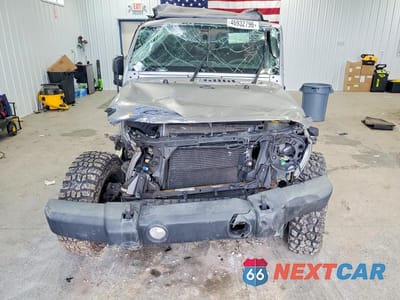 Piąte zdjęcie samochodu w środku: 2017 JEEP WRANGLER UNLIMITED SPORT VIN:1C4BJWDG8HL570595 - miniatura