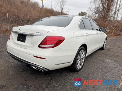 Czwarte zdjęcie samochodu z boku: 2018 MERCEDES-BENZ E 300 4MATIC VIN:WDDZF4KB1JA424428 - miniatura