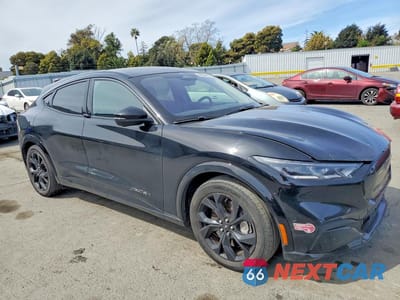 Czwarte zdjęcie samochodu z boku: 2023 FORD MUSTANG MACH-E PREMIUM VIN:3FMTK3SU7PMA33671 - miniatura