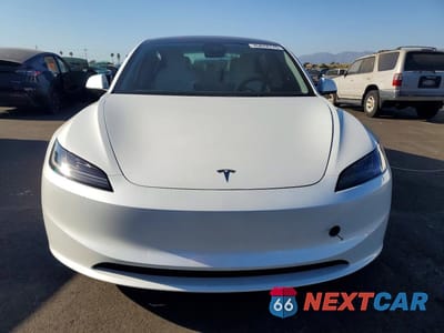Piąte zdjęcie samochodu w środku: 2024 TESLA MODEL 3 VIN:5YJ3E1EB5RF760454 - miniatura