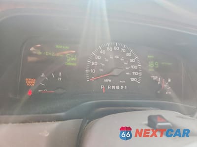 Zdjęcie 9 z 12 samochodu: 2001 LINCOLN TOWN CAR SIGNATURE VIN:1LNHM82WX1Y670046 - miniatura