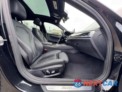 Piąte zdjęcie samochodu w środku: 2019 BMW 530 I VIN:WBAJA5C54KBX87593 - miniatura