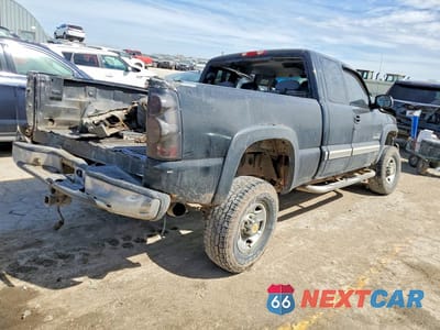 Trzecie zdjęcie samochodu z tyłu: 2002 CHEVROLET SILVERADO K2500 HEAVY DUTY VIN:1GCHK29132E247412 - miniatura