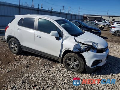 Czwarte zdjęcie samochodu z boku: 2020 CHEVROLET TRAX LS VIN:3GNCJKSBXLL114171 - miniatura