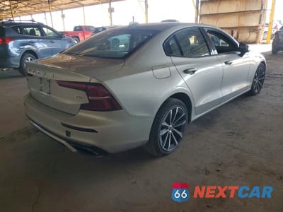 Trzecie zdjęcie samochodu z tyłu: 2021 VOLVO S60 T5 R-DESIGN VIN:7JR102FZ0MG123026 - miniatura