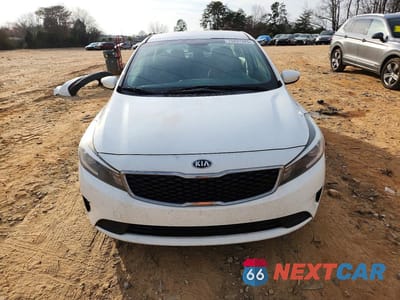 Piąte zdjęcie samochodu w środku: 2017 KIA FORTE LX VIN:3KPFK4A76HE059600 - miniatura