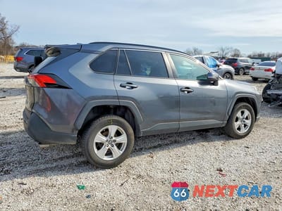 Trzecie zdjęcie samochodu z tyłu: 2020 TOYOTA RAV4 XLE VIN:2T3P1RFV2LC127899 - miniatura
