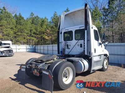 Czwarte zdjęcie samochodu z boku: 2016 FREIGHTLINER CASCADIA 125 SEMI TRUCK VIN:1FUBGEDV7GLHC5652 - miniatura