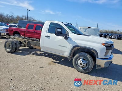 Czwarte zdjęcie samochodu z boku: 2022 CHEVROLET SILVERADO HD TRUCK CAB AND CHASSIS VIN:1GB3WRE74NF187693 - miniatura