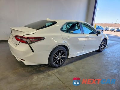 Trzecie zdjęcie samochodu z tyłu: 2024 TOYOTA CAMRY SE VIN:4T1G11AK1RU904913 - miniatura