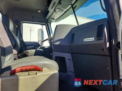 Piąte zdjęcie samochodu w środku: 2016 MACK CXU613 SEMI TRUCK VIN:1M1AW07Y6GM060754 - miniatura