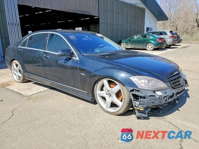 Czwarte zdjęcie samochodu z boku: 2012 MERCEDES-BENZ S 550 VIN:WDDNG7DB4CA438322 - miniatura