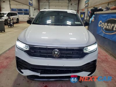 Piąte zdjęcie samochodu w środku: 2024 VOLKSWAGEN TIGUAN SE R-LINE BLACK VIN:3VV8B7AX7RM210009 - miniatura