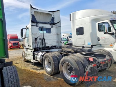 Trzecie zdjęcie samochodu z tyłu: 2022 VOLVO VNR - SEMI TRUCK VIN:4V4WC9EH7NN314635 - miniatura