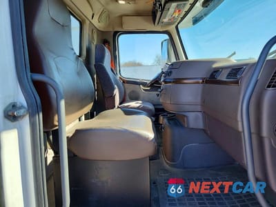 Piąte zdjęcie samochodu w środku: 2017 VOLVO VNL SEMI TRUCK VIN:4V4N39TGXHN988160 - miniatura