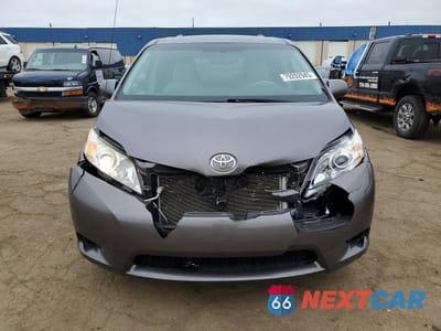 Piąte zdjęcie samochodu w środku: 2012 TOYOTA SIENNA LE 7-PASSENGER VIN:5TDJK3DCXCS033559 - miniatura