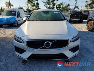 Piąte zdjęcie samochodu w środku: 2020 VOLVO S60 T5 MOMENTUM VIN:7JR102FKXLG047736 - miniatura