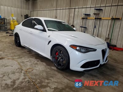 Czwarte zdjęcie samochodu z boku: 2017 ALFA ROMEO GIULIA QUADRIFOGLIO VIN:ZARFAEAV8H7556712 - miniatura