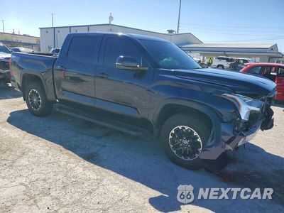 Czwarte zdjęcie samochodu z boku: 2024 TOYOTA TUNDRA SR5 VIN:5TFLA5DB4RX212052 - miniatura