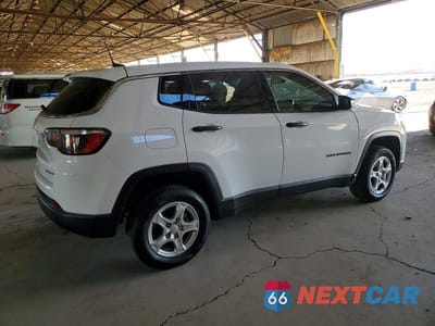 Trzecie zdjęcie samochodu z tyłu: 2022 JEEP COMPASS SPORT VIN:3C4NJDAB1NT117736 - miniatura
