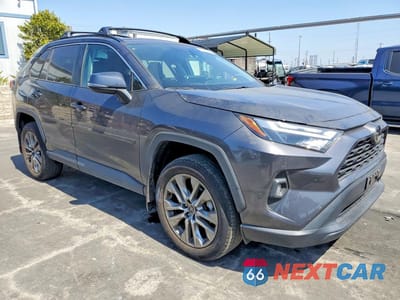 Czwarte zdjęcie samochodu z boku: 2023 TOYOTA RAV4 XLE PREMIUM VIN:2T3C1RFV8PC229535 - miniatura