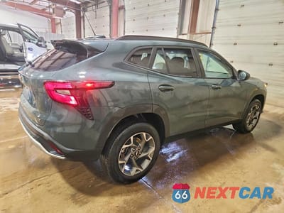 Trzecie zdjęcie samochodu z tyłu: 2025 CHEVROLET TRAX 1LT VIN:KL77LHEP2SC188142 - miniatura