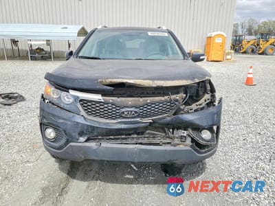 Piąte zdjęcie samochodu w środku: 2013 KIA SORENTO LX VIN:5XYKT4A68DG383700 - miniatura