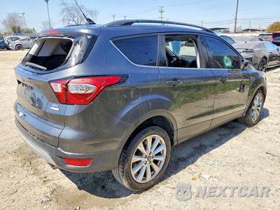 Trzecie zdjęcie samochodu z tyłu: 2019 FORD ESCAPE SEL VIN:1FMCU0HD4KUA33079 - miniatura