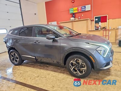 Czwarte zdjęcie samochodu z boku: 2023 KIA SPORTAGE VIN:KNDPUCAF2P7041139 - miniatura