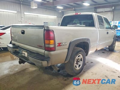 Trzecie zdjęcie samochodu z tyłu: 2002 GMC NEW SIERRA K1500 VIN:2GTEK19T121297550 - miniatura