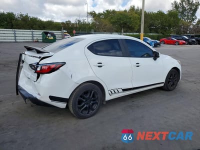 Trzecie zdjęcie samochodu z tyłu: 2018 TOYOTA YARIS IA BASE VIN:3MYDLBYV2JY301849 - miniatura