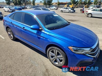 Czwarte zdjęcie samochodu z boku: 2022 VOLKSWAGEN JETTA SE VIN:3VWEM7BUXNM009101 - miniatura