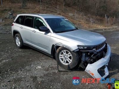 Czwarte zdjęcie samochodu z boku: 2023 JEEP GRAND CHEROKEE LAREDO VIN:1C4RJHAG6P8910357 - miniatura
