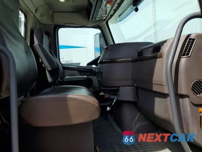 Piąte zdjęcie samochodu w środku: 2016 VOLVO VNL SEMI TRUCK VIN:4V4N39TGXGN965492 - miniatura