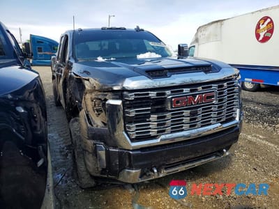 Czwarte zdjęcie samochodu z boku: 2025 GMC SIERRA K2500 DENALI VIN:1GT4URE78SF370953 - miniatura
