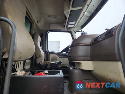 Piąte zdjęcie samochodu w środku: 2015 VOLVO VHD DUMP TRUCK VIN:4V5KC9EH2FN910764 - miniatura